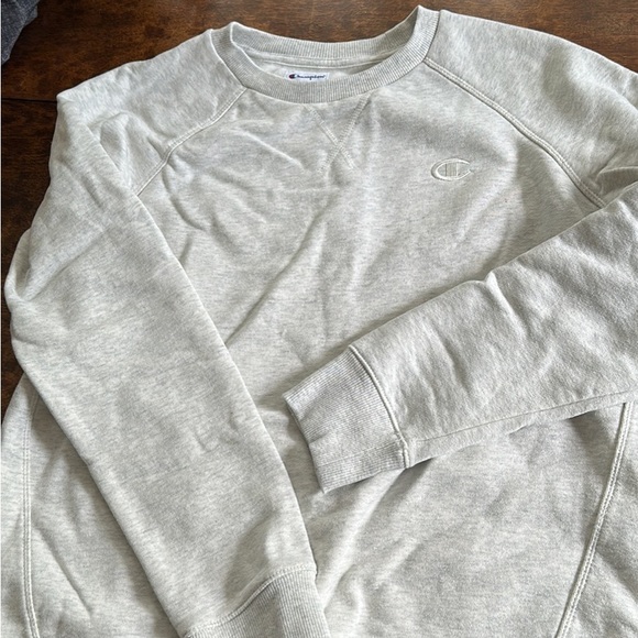 Champion crewneck. Size small. Excellent condition - only worn once. Cream color - Picture 1 of 2